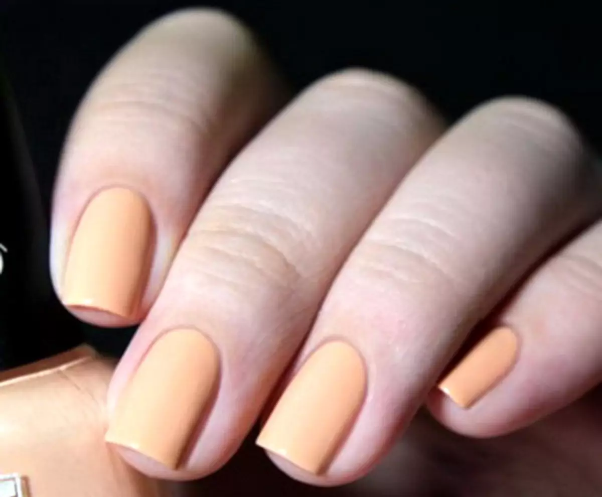 Beige manicure (165 myndir): nagli hönnun með lakki lit beige og karamellu, blíður beige-blár valkostur 24373_35