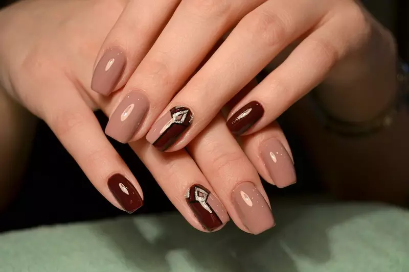 Beige manicure (165 photos): nail design with varnish color beige and caramel, gentle beige-blue option 24373_40