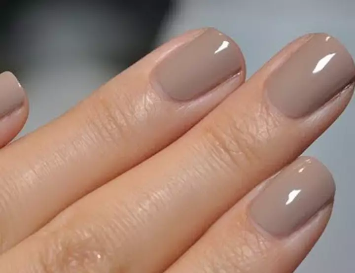 Beige manicure (165 myndir): nagli hönnun með lakki lit beige og karamellu, blíður beige-blár valkostur 24373_8