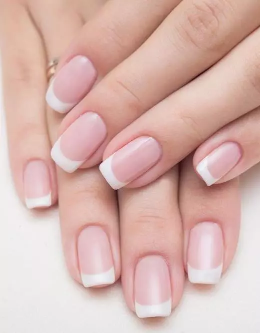 I-Beige Frenc kwizipikili (izithombe ezingama-27): Izithunzi ezinhle kakhulu zobisi lwaseFrance Manicure 24375_13