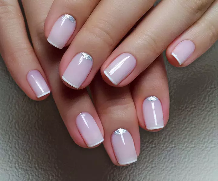 Beige Fenc op de nagels (27 foto's): de beste tinten melk Franse manicure 24375_19