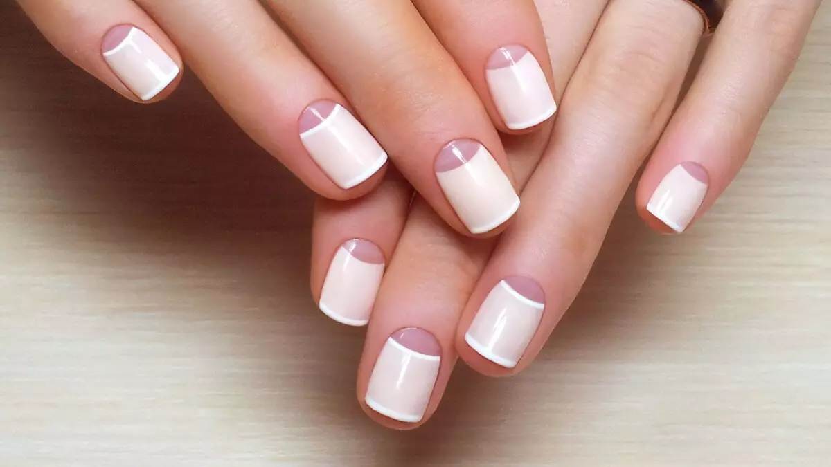 I-Beige Frenc kwizipikili (izithombe ezingama-27): Izithunzi ezinhle kakhulu zobisi lwaseFrance Manicure 24375_23