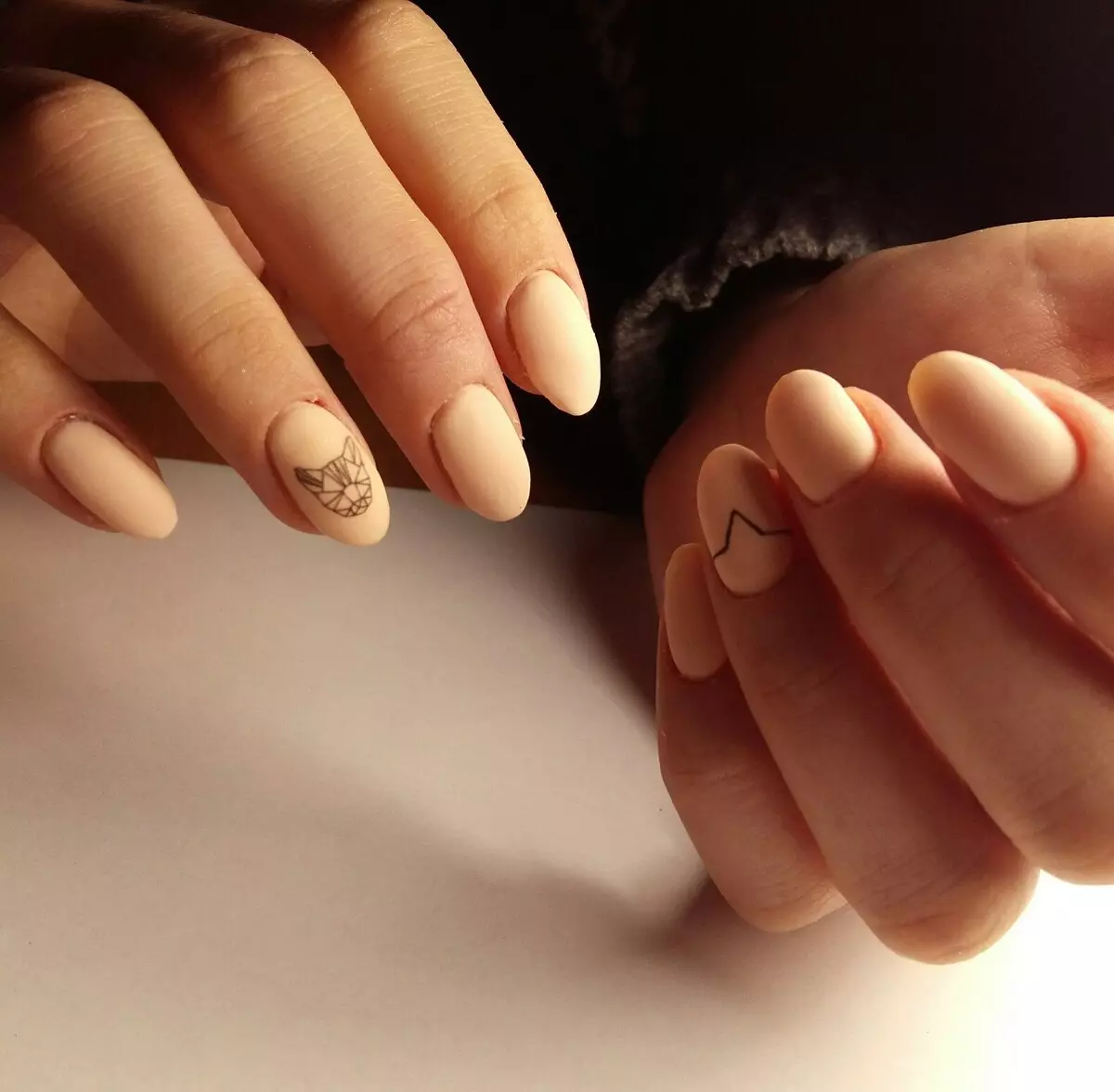 Beżowy Matte Manicure (53 zdjęcia): Projektowanie paznokci z dżetów 24377_14