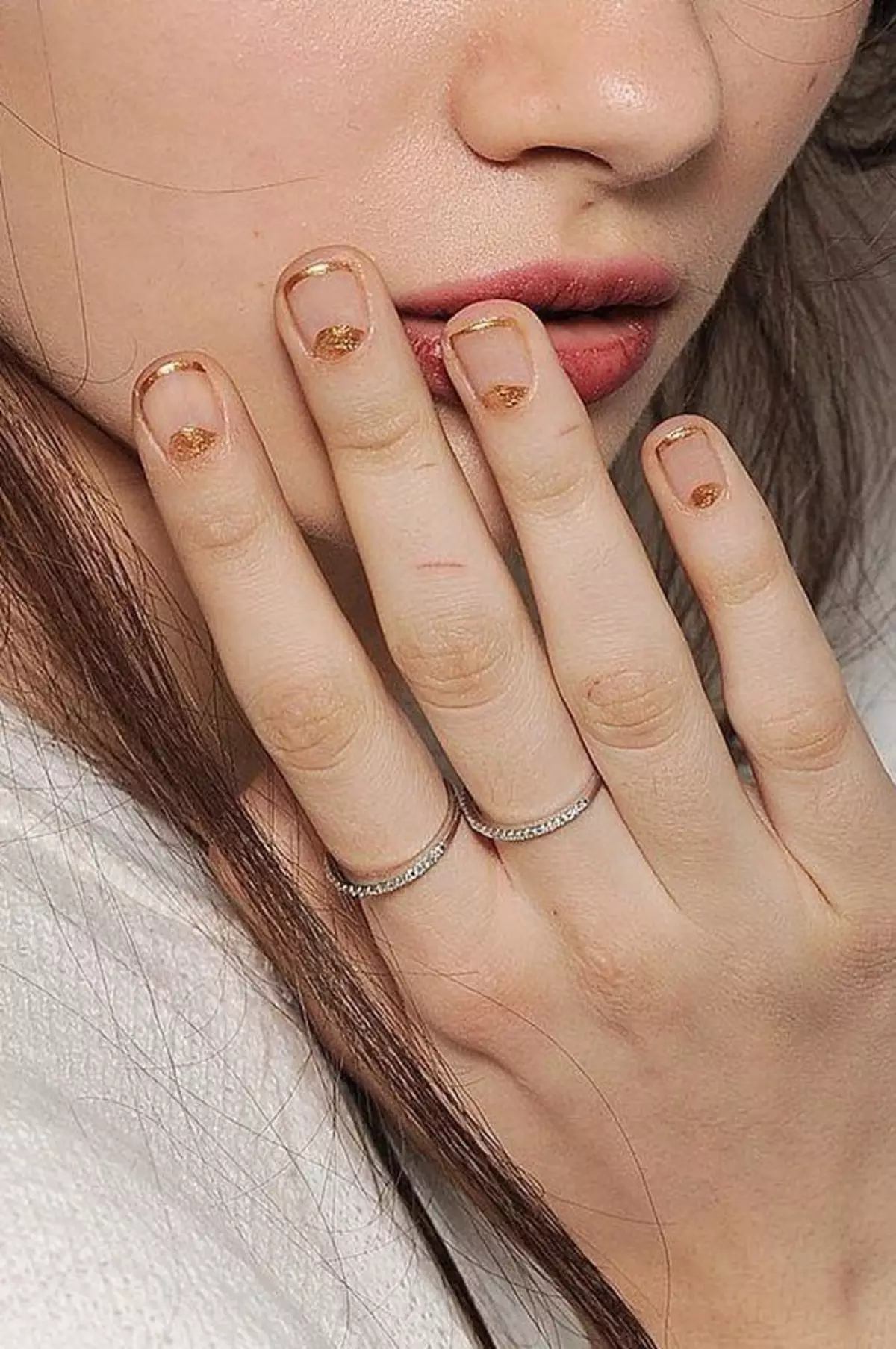 Bej Manicure cu aur (41 fotografii): Design de unghii cu dungi de aur sau puțuri 24378_16