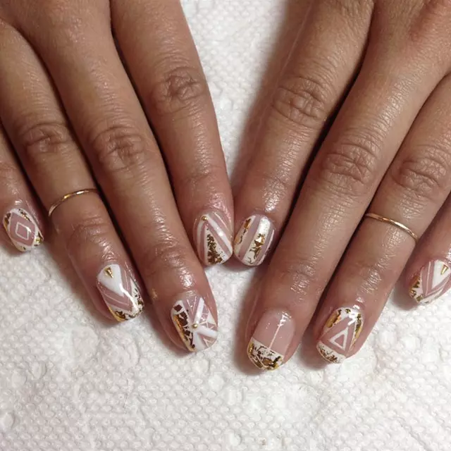 Manicura beige con oro (41 fotos): diseño de uñas con rayas doradas o pozos 24378_21