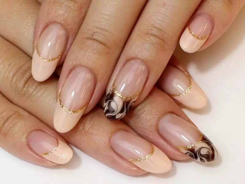 Manicura beige con oro (41 fotos): diseño de uñas con rayas doradas o pozos 24378_23