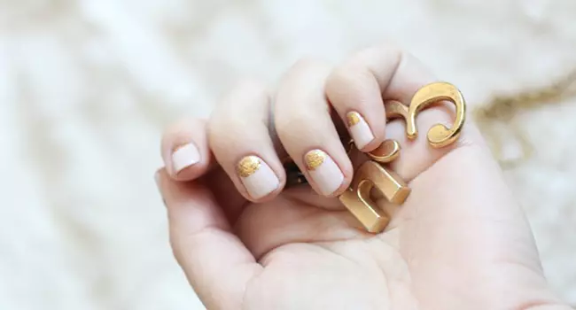 Bej Manicure cu aur (41 fotografii): Design de unghii cu dungi de aur sau puțuri 24378_26