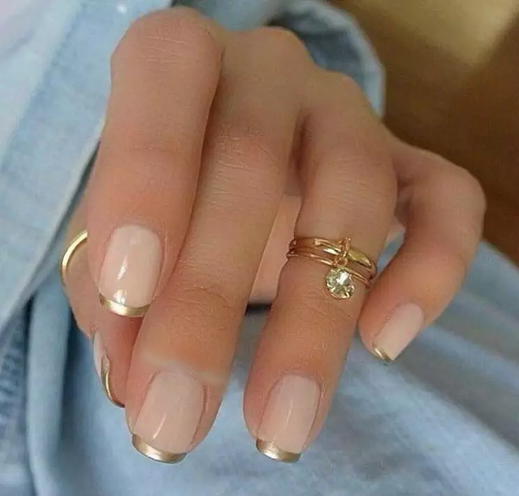 Manicura beige con oro (41 fotos): diseño de uñas con rayas doradas o pozos 24378_27