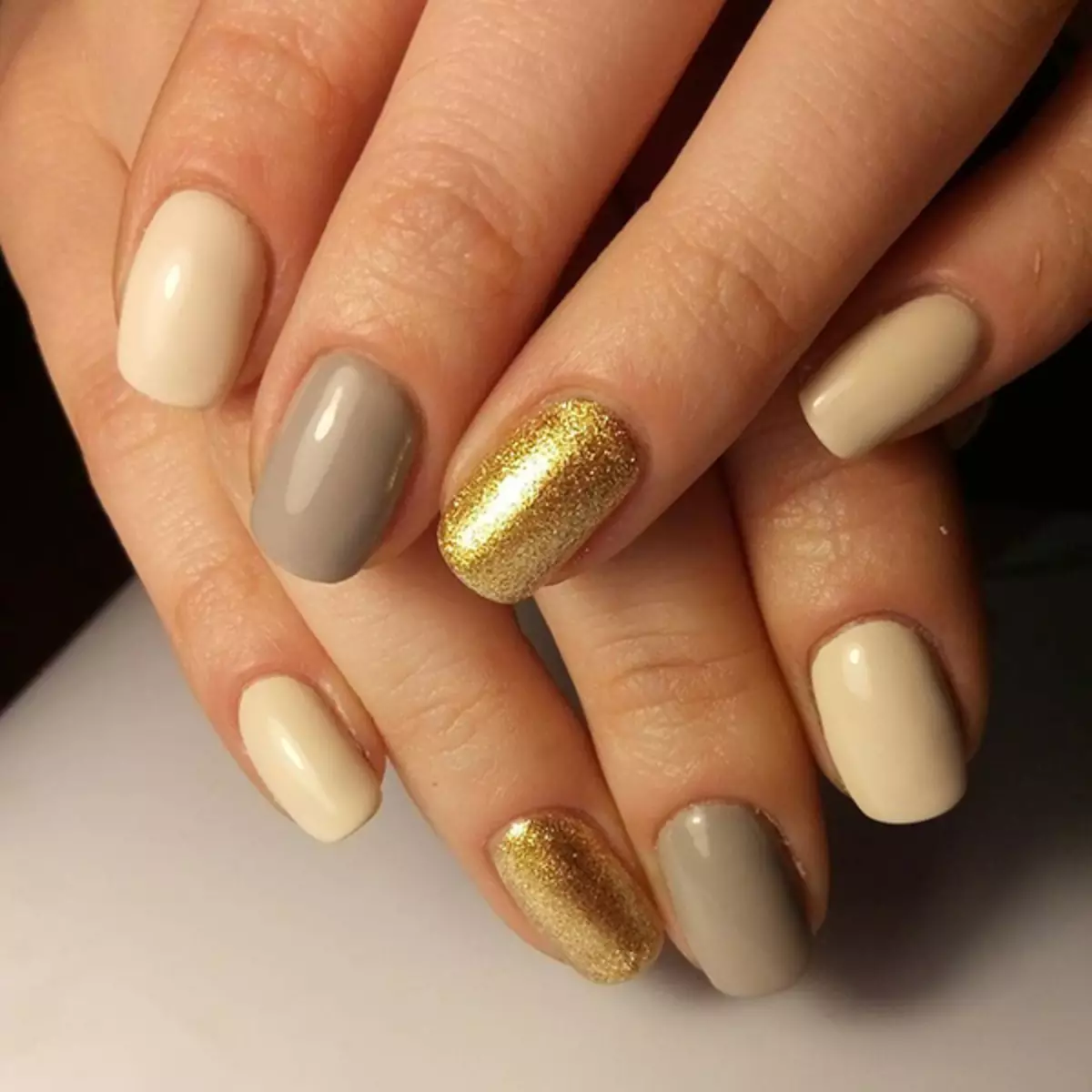Manicura beige con oro (41 fotos): diseño de uñas con rayas doradas o pozos 24378_3