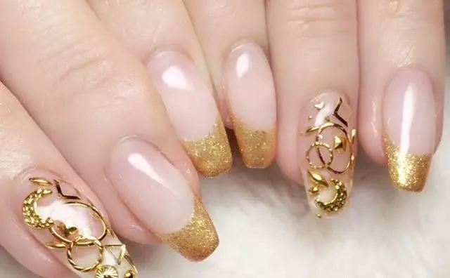 Manicura beige con oro (41 fotos): diseño de uñas con rayas doradas o pozos 24378_33