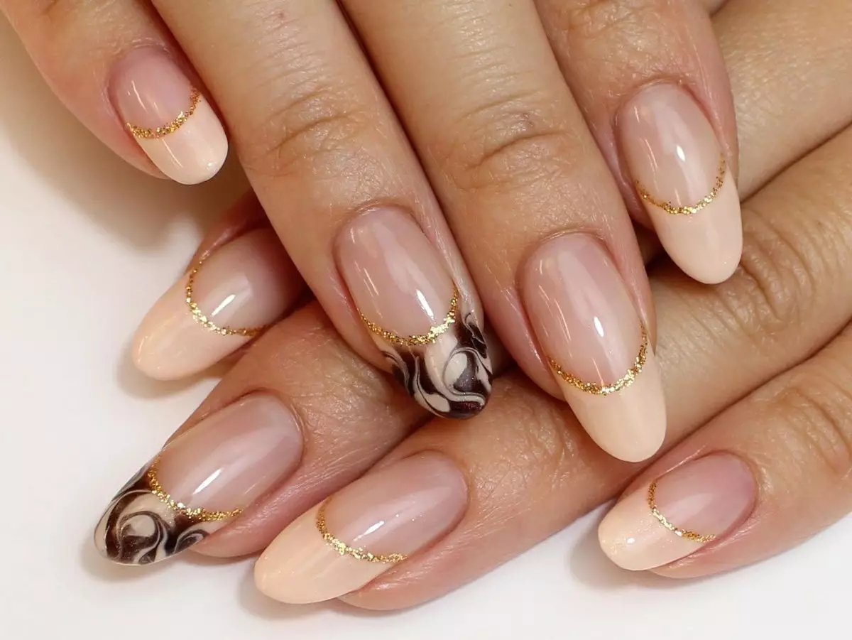 Manicura beige con oro (41 fotos): diseño de uñas con rayas doradas o pozos 24378_39