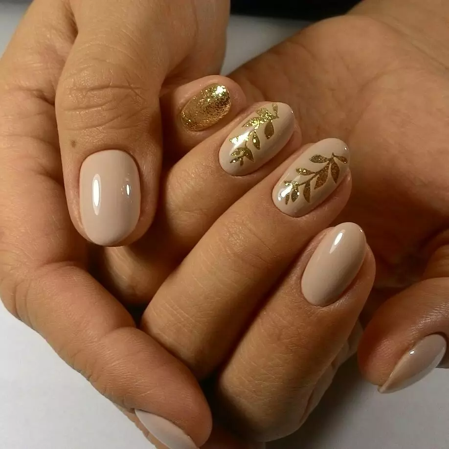 Bej Manicure cu aur (41 fotografii): Design de unghii cu dungi de aur sau puțuri 24378_6