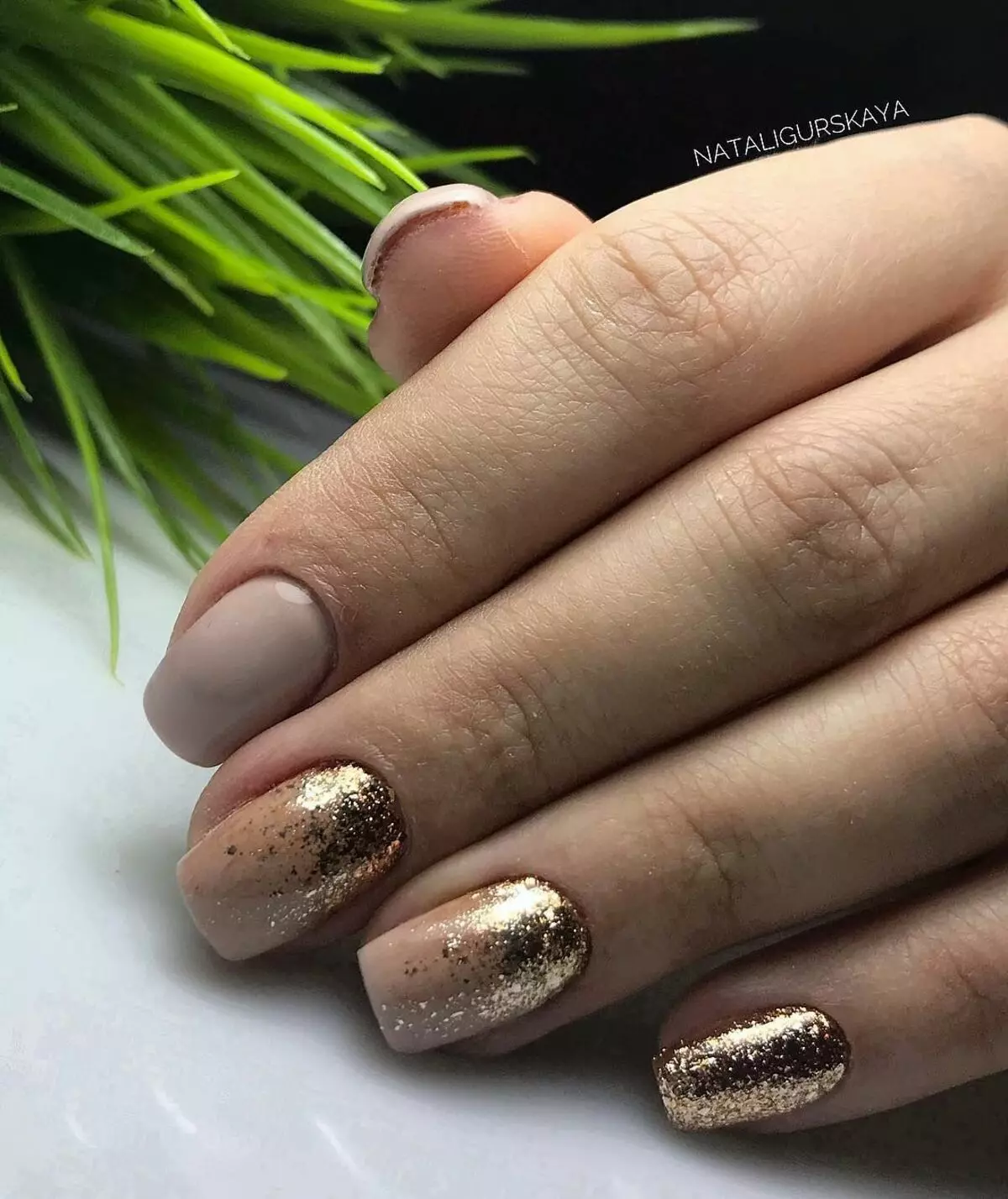Bej Manicure cu aur (41 fotografii): Design de unghii cu dungi de aur sau puțuri 24378_7