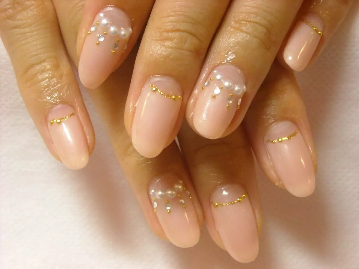 Body manicure: (55 photos): Matte design of short nails with varnish of corporal color, manicure under the tan with a pattern and sparkles 24379_12