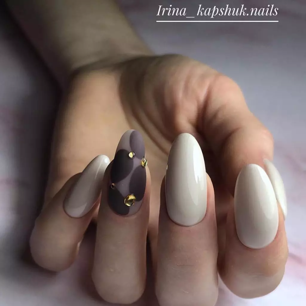 Body Manicure: (55 billeder): Matte design af korte negle med lak af korporal farve, manicure under tan med et mønster og gnistre 24379_49