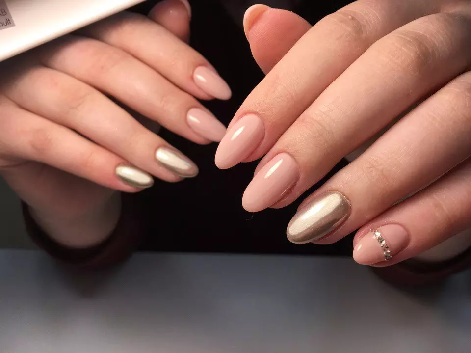 Body manicure: (55 photos): Matte design of short nails with varnish of corporal color, manicure under the tan with a pattern and sparkles 24379_7