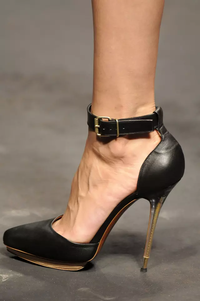 Këpucë me një shirit (41 foto): Modelet e grave me kyçin e këmbës në kyçin e këmbës, në kyçin e këmbës dhe rreth këmbëve, me një fastiner 2437_17