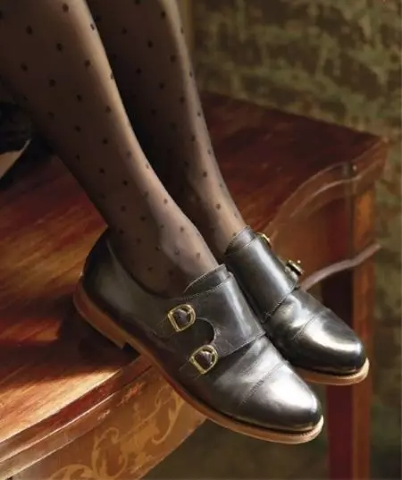 Këpucë me një shirit (41 foto): Modelet e grave me kyçin e këmbës në kyçin e këmbës, në kyçin e këmbës dhe rreth këmbëve, me një fastiner 2437_33