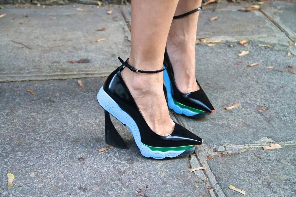 Sapatos com um fixador (41 fotos): modelos femininos com tornozelo no tornozelo, no tornozelo e em torno de pernas, com um fixador 2437_8
