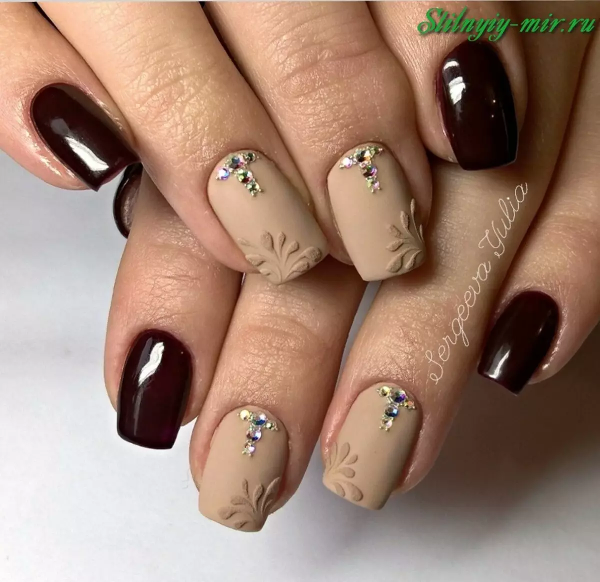 Brown Manikure mei beige (66 foto's): Nagelûntwerp yn Brown-Beige Colors 24382_11