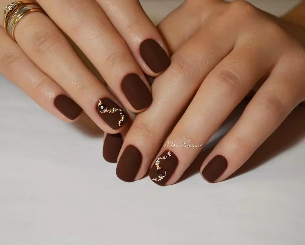 Manucure brune avec beige (66 photos): design des ongles dans des couleurs brun-beige 24382_17