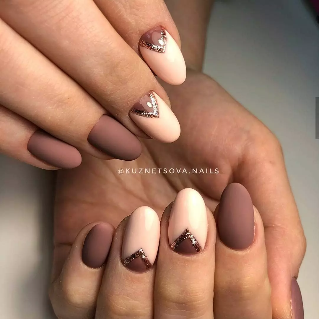 Umwijima wa manicure hamwe na beige (Amafoto 66): Igishushanyo mbonera cyamabara yumukara-cyera 24382_38