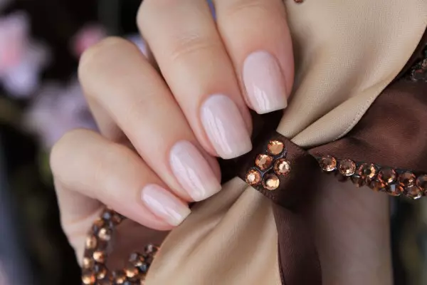 manicure Brown con beige (66 foto): il design delle unghie nei colori marrone-beige 24382_41