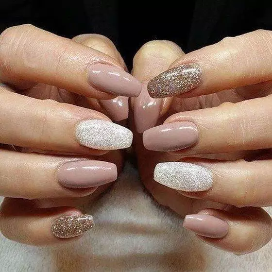 Sequins နှင့်အတူ beige manicure: ရွှေ sequins နှင့်အတူလက်သည်းအနုပညာအလှဆင်ခြင်း 24384_10