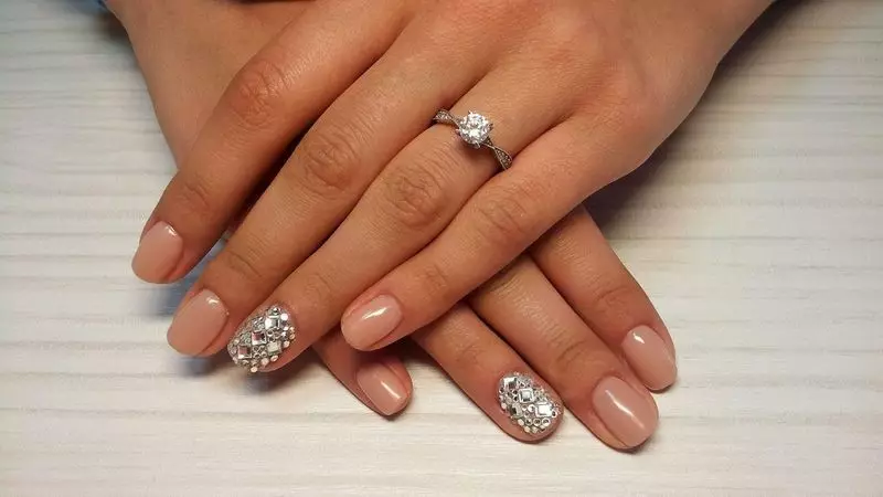 Sequins နှင့်အတူ beige manicure: ရွှေ sequins နှင့်အတူလက်သည်းအနုပညာအလှဆင်ခြင်း 24384_11