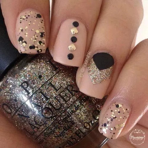 Manicure bege com lantejoulas (34 fotos): Nail Art Decoração com lantejoulas douradas 24384_14