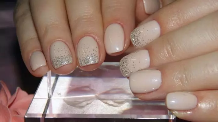 Manicure bege com lantejoulas (34 fotos): Nail Art Decoração com lantejoulas douradas 24384_2