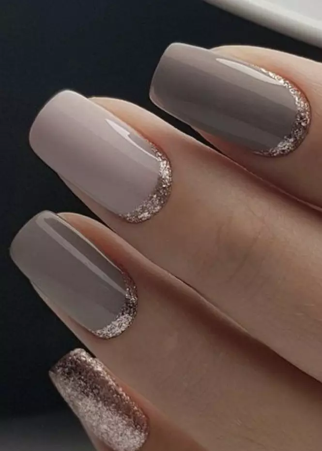 Manicure bege com lantejoulas (34 fotos): Nail Art Decoração com lantejoulas douradas 24384_26