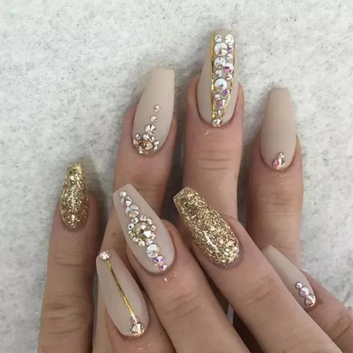 Beige Manicure with Sequins (34 photos): Nail Art Decoration with Golden Sequins 24384_29