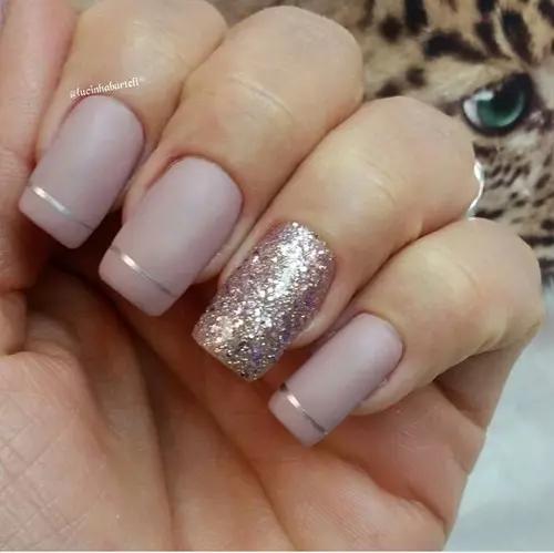 Beige manicure le sequins (34 grianghraf): maisiú ealaíne ingne le seacainí órga 24384_32