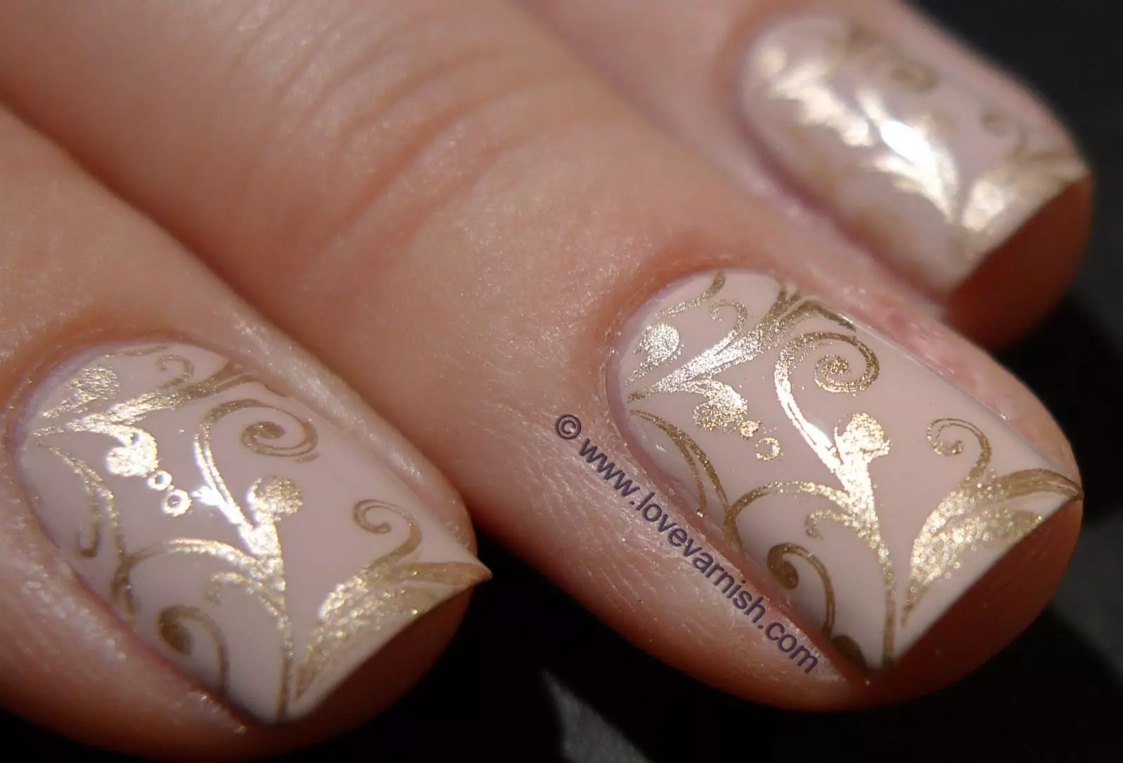 Manicure bege com lantejoulas (34 fotos): Nail Art Decoração com lantejoulas douradas 24384_33