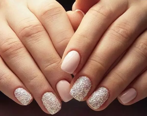 Manicure bege com lantejoulas (34 fotos): Nail Art Decoração com lantejoulas douradas 24384_7