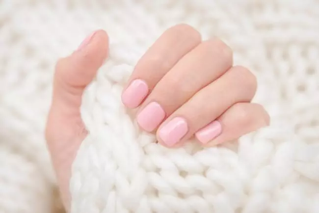 Pink Manicure på korte negle (44 billeder): Hvordan vælger du designet? Original negle dekoration af rhinestones 24386_12