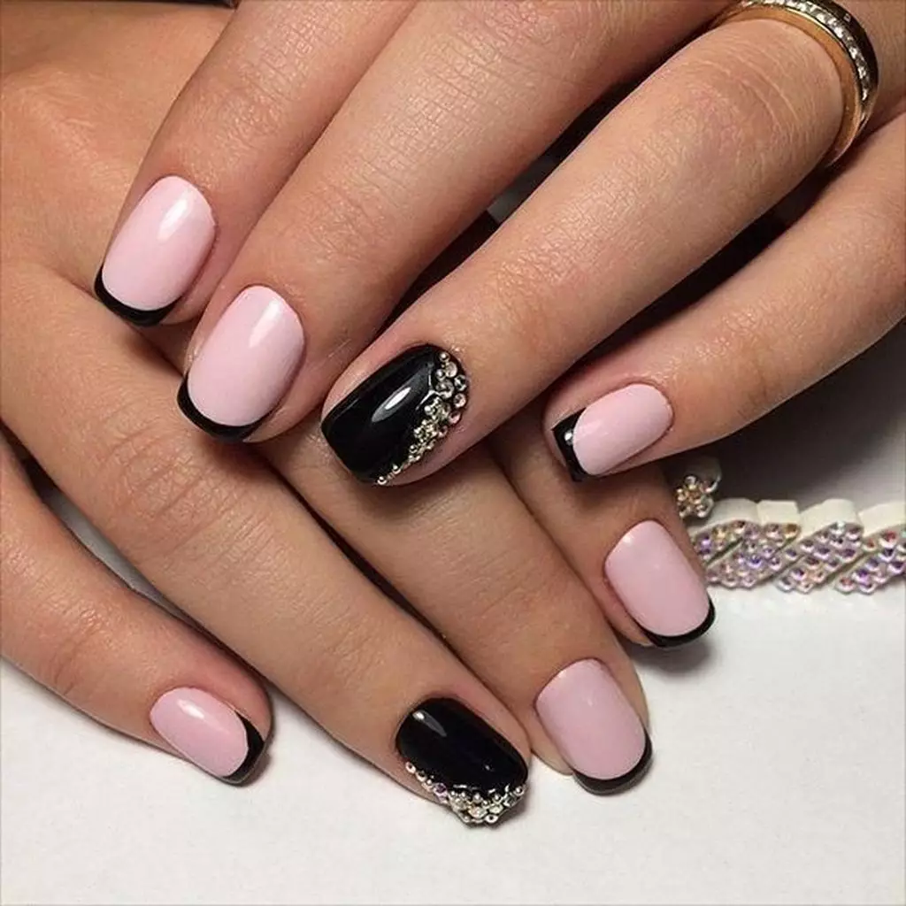 Pink Manicure på korte negle (44 billeder): Hvordan vælger du designet? Original negle dekoration af rhinestones 24386_24