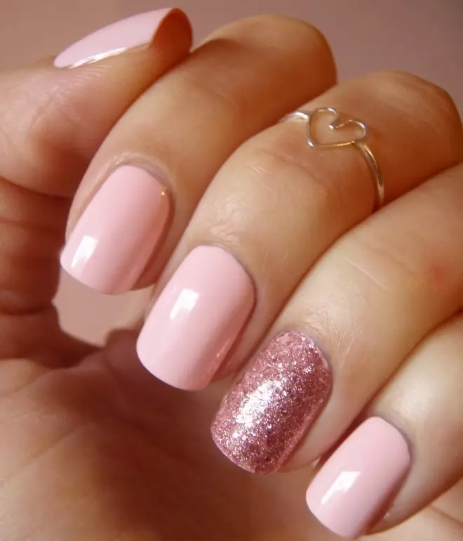 I-Pink Manicure kuma-nails amafushane (izithombe ezingama-44): Ungayikhetha kanjani umklamo? Umhlobiso Wokuqala Wezipikili ngama-rhinestones 24386_3