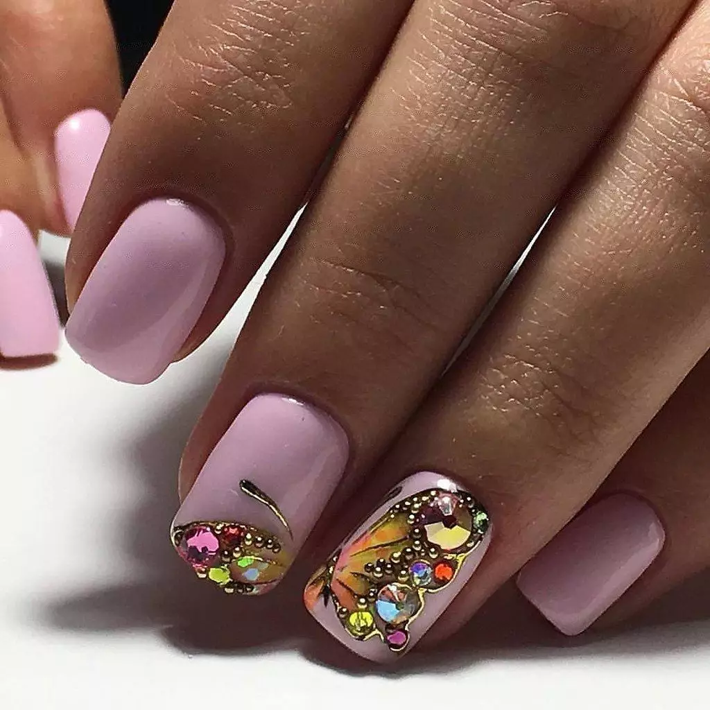 Roze manicure op korte nagels (44 foto's): Hoe het ontwerp te kiezen? Originele nageldecoratie door steentjes 24386_35