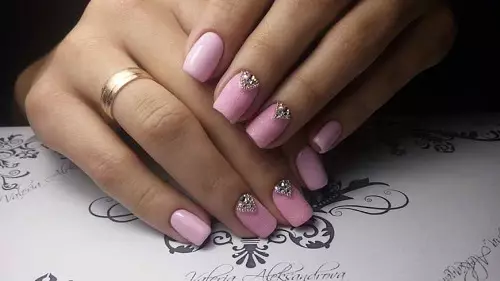 I-Pink Manicure kuma-nails amafushane (izithombe ezingama-44): Ungayikhetha kanjani umklamo? Umhlobiso Wokuqala Wezipikili ngama-rhinestones 24386_37