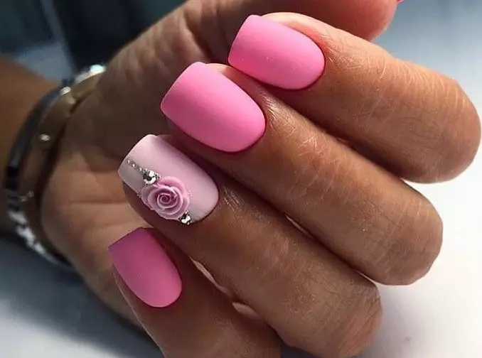 Manicura rosa en clavos cortos (44 fotos): ¿Cómo elegir el diseño? Decoración original de las uñas de los diamantes de imitación. 24386_38