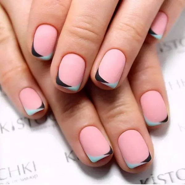 Roze manicure op korte nagels (44 foto's): Hoe het ontwerp te kiezen? Originele nageldecoratie door steentjes 24386_39