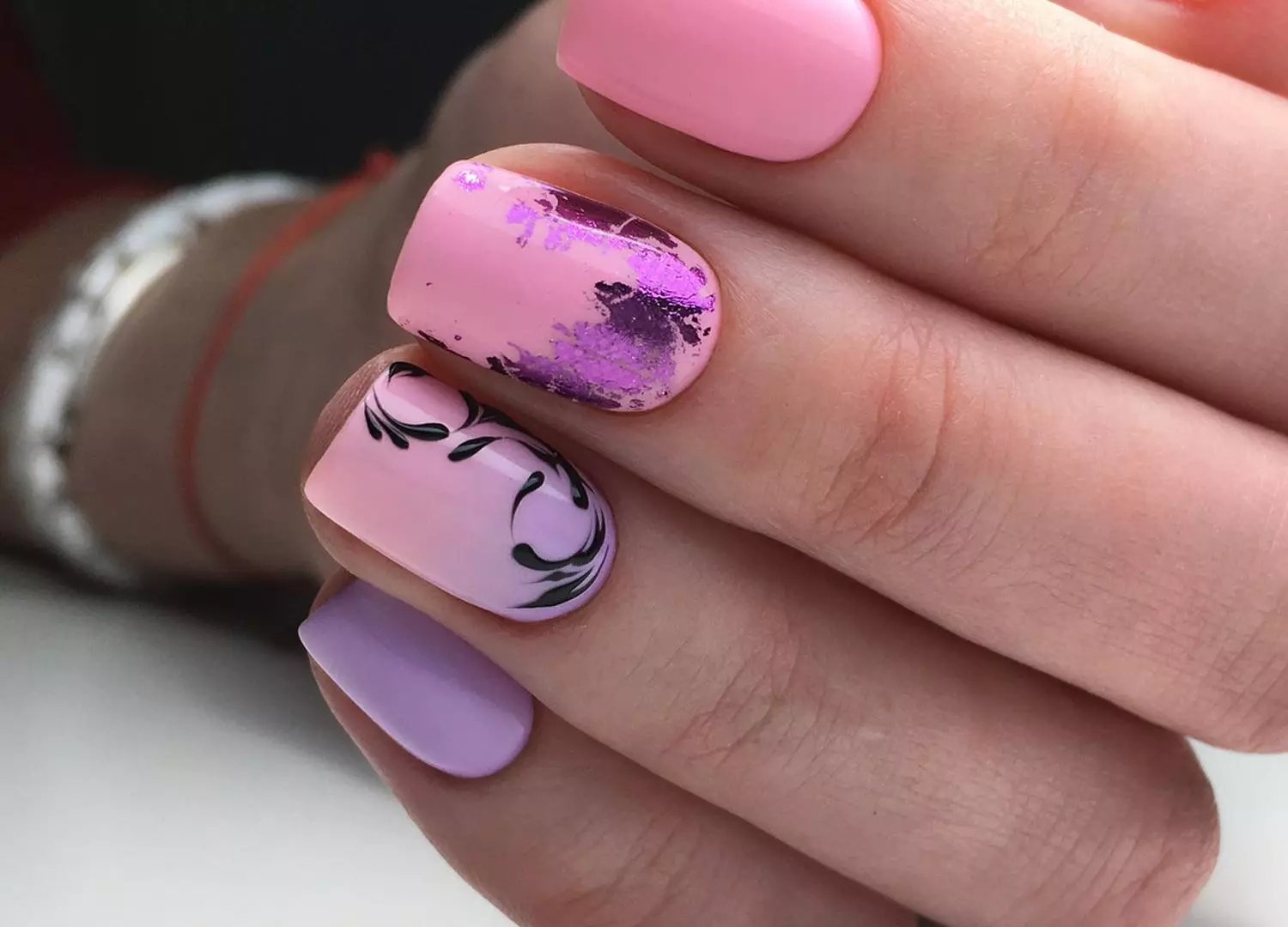 Pink manikura na kratkim noktima (44 fotografije): Kako odabrati dizajn? Originalni ukras za nokte od strane rhinestonesa 24386_5