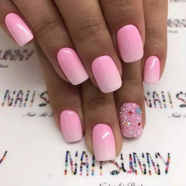 Pink Manicure på korte negle (44 billeder): Hvordan vælger du designet? Original negle dekoration af rhinestones 24386_9