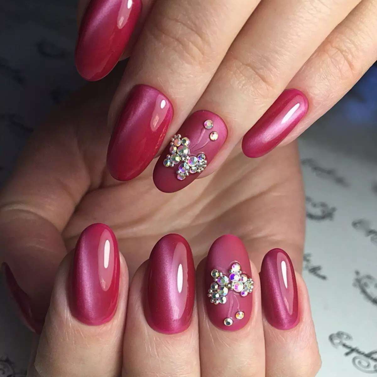 Яскраво-рожевий манікюр (63 фото): дизайн нігтів лаком кислотного і неонового квітів 24387_51
