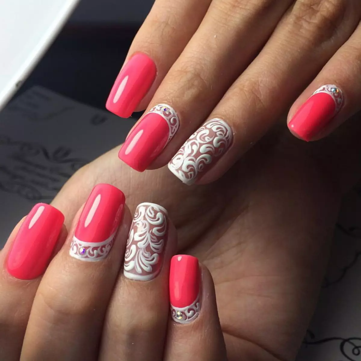 Bright Pink Manicure (63 Billeder): Nail Design med sure og neonfarver 24387_60