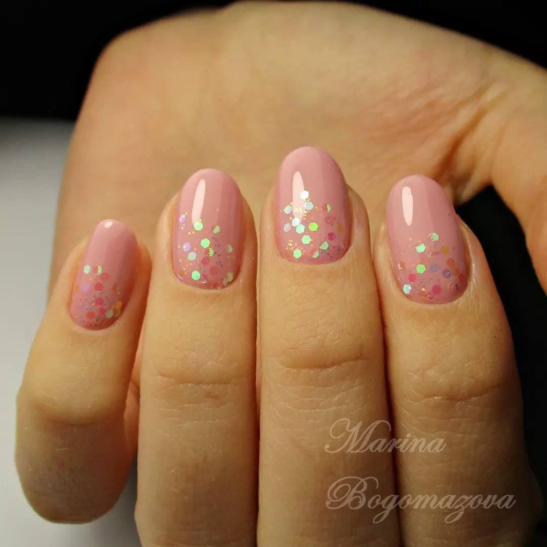 Pink Manicure nga adunay mga sparkles (49 Mga Litrato): Disenyo sa Tawo nga adunay Sight White ug Pink Varnish 24388_10