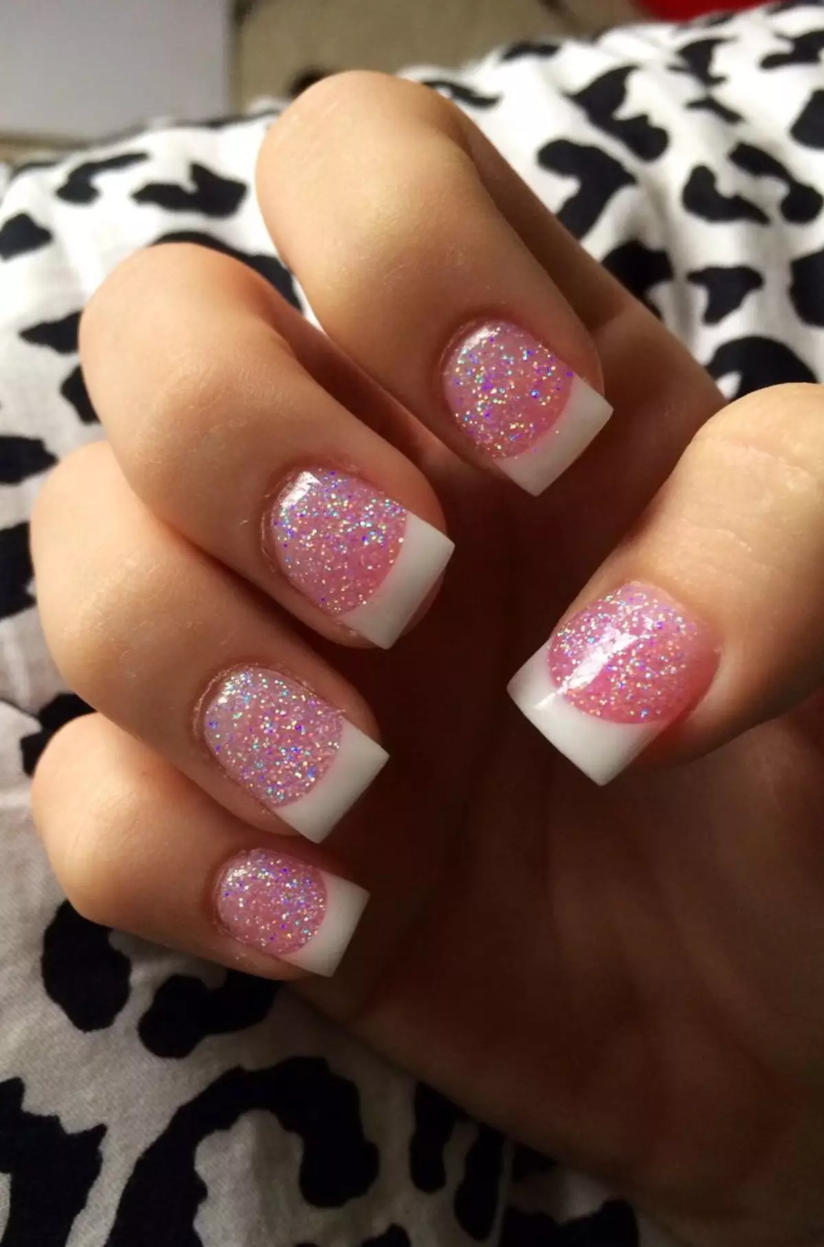 Pink Manicure nga adunay mga sparkles (49 Mga Litrato): Disenyo sa Tawo nga adunay Sight White ug Pink Varnish 24388_14