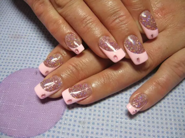 Pink Manicure nga adunay mga sparkles (49 Mga Litrato): Disenyo sa Tawo nga adunay Sight White ug Pink Varnish 24388_16